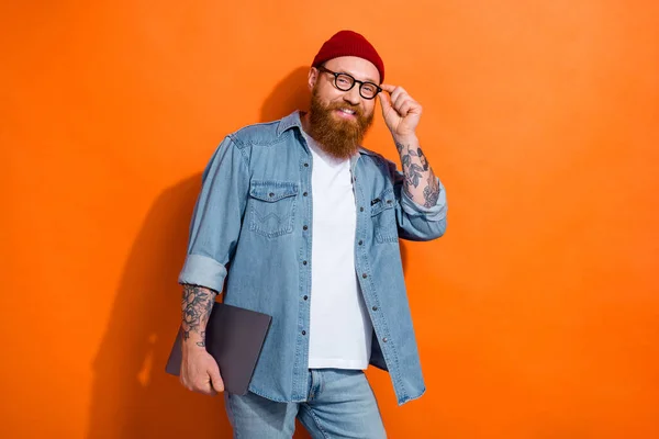 Photo Young Freelancer Guy Red Beard Touch Eyeglasses Wear Denim — Stock Photo, Image