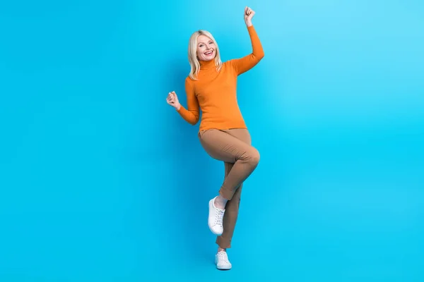 Full Storlek Foto Extatisk Glädje Kvinna Orange Polotröja Dans Kul — Stockfoto