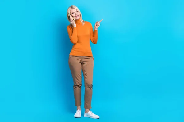 Full Storlek Foto Positiv Kvinna Bära Orange Polotröja Talar Smartphone — Stockfoto