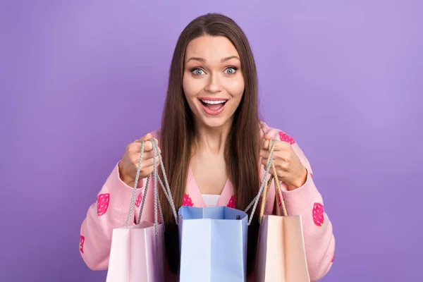 かわいいです興奮した女の子の服ベリープリントカーディガンオープン買い物客笑顔隔離された紫色の背景 — ストック写真
