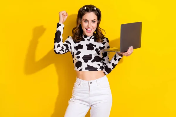 肯定的な幸運少女の写真は 牛の皮のシャツを着用勝利ゲーム現代的なデバイス孤立黄色の背景 — ストック写真