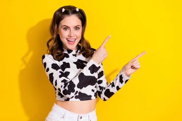 Retrato Mulher Impressionada Satisfeito Usar Camisa Pele Vaqueiro Dirigindo Venda — Fotografia de Stock