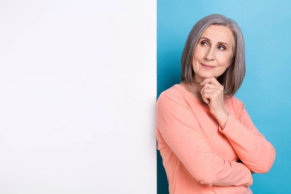 Foto Von Grübeln Nachdenklich Verwirrt Großmutter Weiß Graues Haar Rosa — Stockfoto