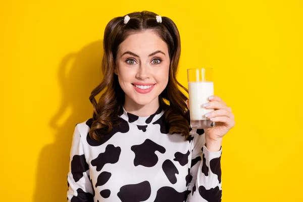 年轻有趣的女孩马尾辫拿着玻璃牛奶 享受喝乳糖饮料的合影 从黄色背景中分离出来 — 图库照片