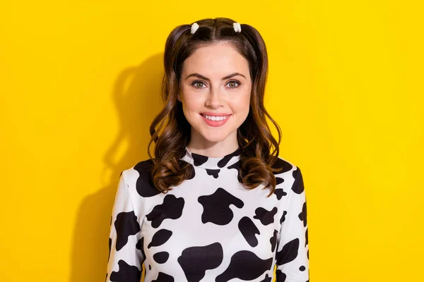 女の子の写真かわいい女の子は 白い歯を示す笑顔牛の皮のシャツを身に着けている黄色の背景 — ストック写真