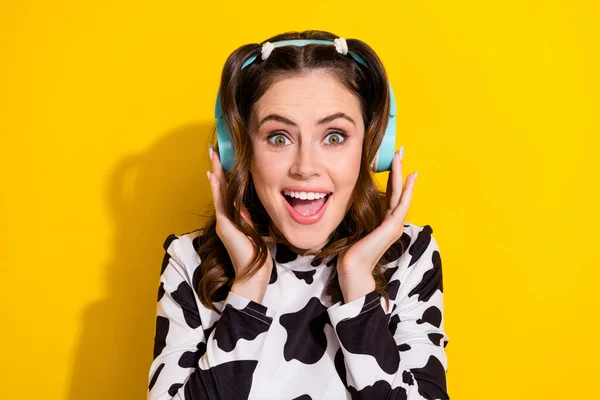 Portrait Positive Girl Listen Music Headset Impressed High Quality Volume — Stock Photo, Image