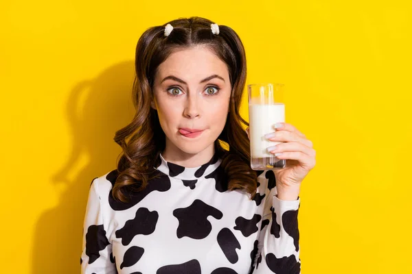 ファンキーな女の子の写真は 牛の皮のシャツは 新鮮な牛乳孤立黄色の背景を楽しんで出て固執する着用 — ストック写真
