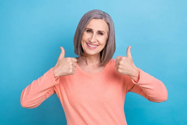 富丽堂皇的退休女性双双大拇指推荐保险公司蓝色背景广告的照片 — 图库照片