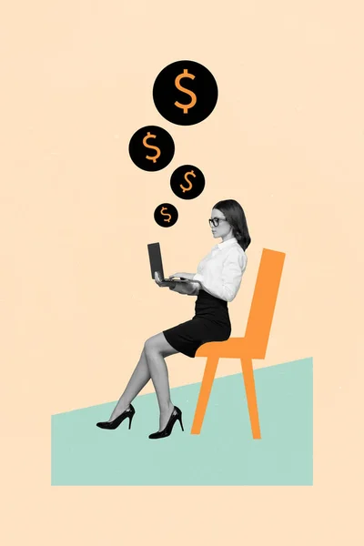 縦コラージュ写真の黒白ガンマ女の子座って椅子使用Netbook稼ぐお金オンライン絶縁でベージュの背景 — ストック写真