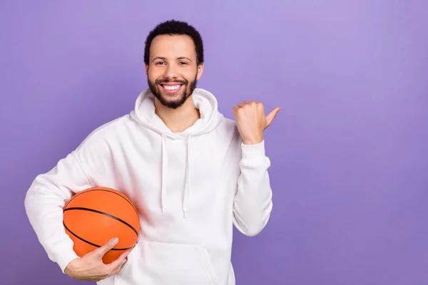 照片上的帅哥手握篮球 无名指空空荡荡的空格广告隔离在紫罗兰的背景下 — 图库照片