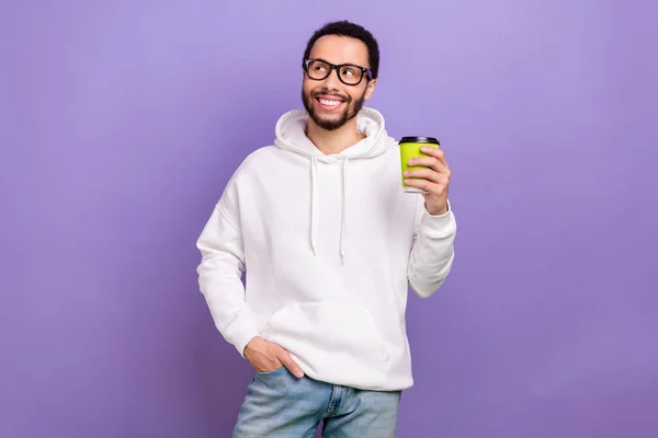 年轻程序开发人员拉汀穿着新眼镜的照片 拿着他新鲜的麦当劳拿铁拿铁的样子在紫色背景下被隔离起来 — 图库照片