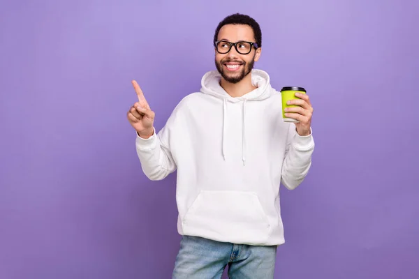 Genç Neşeli Bir Adamın Fotoğrafı Plastik Bardak Çayı Parmağını Boş — Stok fotoğraf