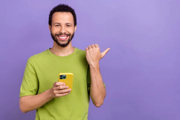 Yakışıklı Erkek Blogcunun Fotoğrafı Akıllı Telefon Menekşe Renk Arkaplanında Parmak — Stok fotoğraf
