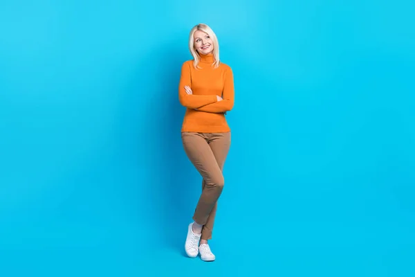 Afull Length Photoの陽気な女性の服を着たオレンジのスウェットシャツ見て演出で割引空のスペースに隔離された青の色の背景 — ストック写真