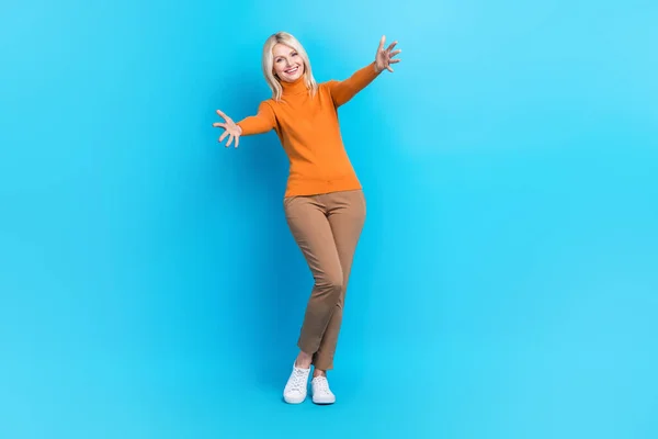 Πλήρης Φωτογραφία Του Μήκους Ικανοποιημένη Αστεία Γυναίκα Φορούν Πορτοκαλί Φούτερ — Φωτογραφία Αρχείου