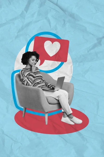 坐在扶手椅上聊天的美女在蓝皮书背景下的相亲应用程序中的垂直创作抽象图片拼贴 — 图库照片