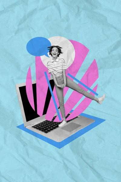 Vertikale Kreative Foto Von Positiven Verträumten Unbeschwerten Mädchen Auf Laptop — Stockfoto