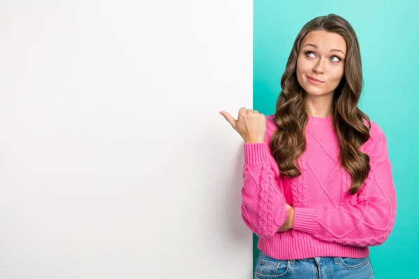 Photo Dreamy Unsure Girl Wear Pink Sweater Looking Showing Thumb — Stock Photo, Image