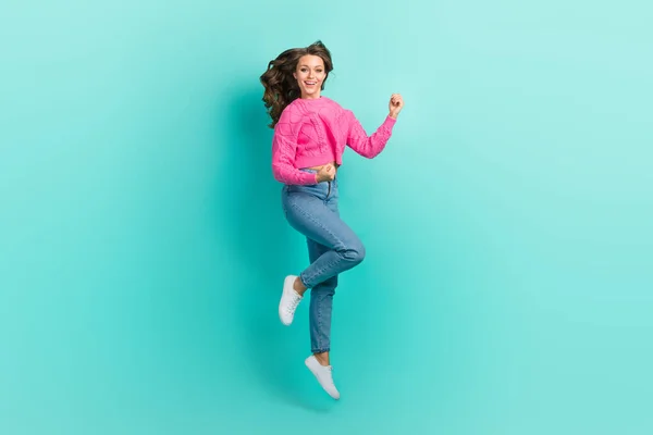 Lunghezza Completa Foto Allegra Ragazza Fortunata Indossare Maglione Rosa Saltando — Foto Stock