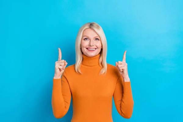 Porträtt Positiva Vackra Senior Dam Bära Orange Trendiga Kläder Två — Stockfoto