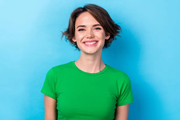 Foto Adorabile Donna Allegra Indossare Shirt Verde Sorridente Mostrando Denti — Foto Stock