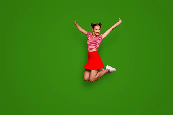 Vista Completa Tamaño Completo Saltar Riendo Mujer Feliz Vestida Con —  Fotos de Stock