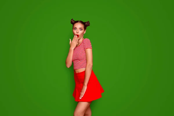 Retrato Chicas Lindas Sorprendidas Vestidas Con Camiseta Rayas Falda Roja — Foto de Stock