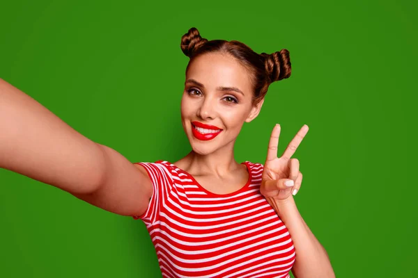 Junge Frau Mit Flippiger Stimmung Die Zeichen Und Selfie Auf — Stockfoto