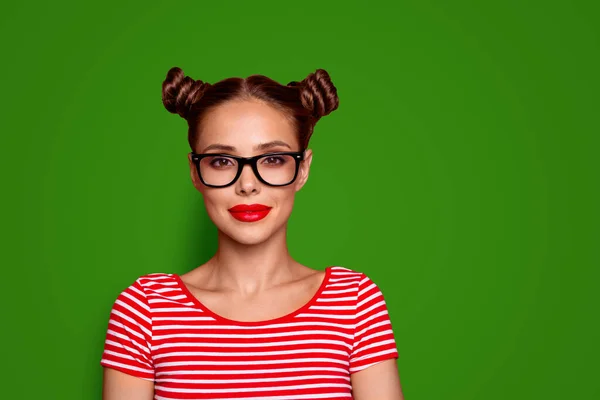 Retrato Primer Plano Cara Confiada Mujer Joven Con Labios Rojos —  Fotos de Stock