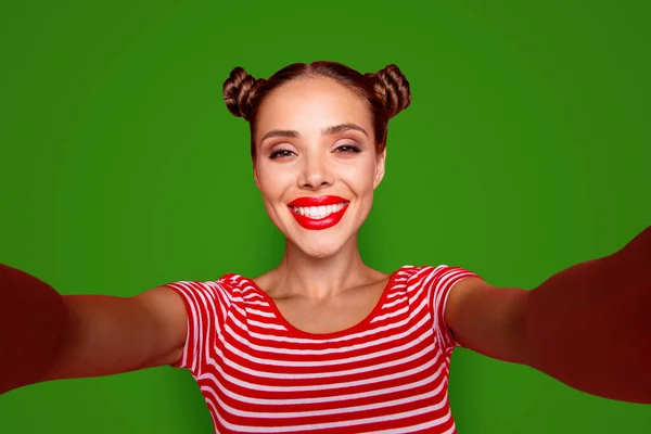 Video Volání Krásné Okouzlující Usměvavá Dívka Moderní Účes Model Fotografování — Stock fotografie