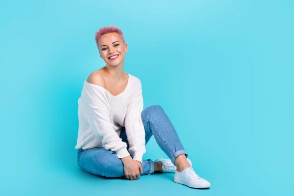 Full Length Photo Satisfied Smiling Girl Pink Dyed Short Hairstyle — Stock Photo, Image