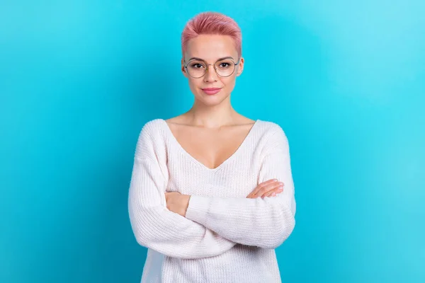 自信に満ちたかなりビジネスの女性の写真腕を越え成功した記者は シアン色の背景に隔離された白いプルオーバー新しいビジョンメガネを着用 — ストック写真