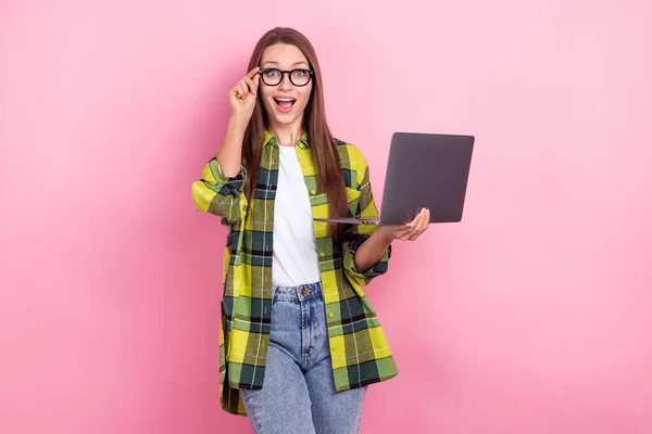 Düz Saçlı Komik Kızın Portresi Ekose Gömlek Giyiyor Dizüstü Bilgisayarı — Stok fotoğraf