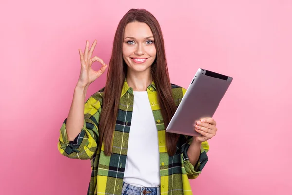 Düz Saçlı Ekose Gömlekli Mutlu Bir Kızın Portresi Tablet Pembe — Stok fotoğraf