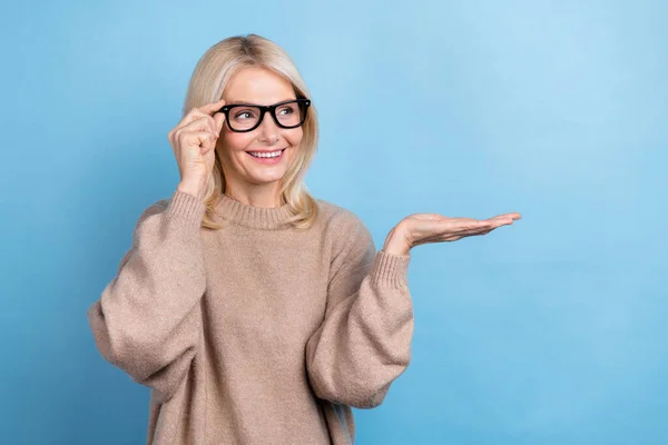 Retrato Idade Positiva Senhora Toothy Sorriso Braço Toque Óculos Olhar — Fotografia de Stock