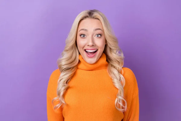 性感女郎的照片给人留下深刻印象 穿着时髦的橙色毛衣 凝视着紫色背景的大甩卖 — 图库照片