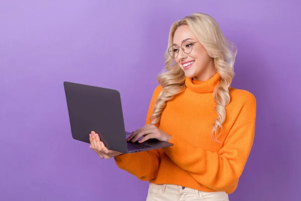 漂亮可爱女人的画像 优雅的发型 穿着套头毛衣 在紫色背景的笔记本电脑上与人交流 — 图库照片