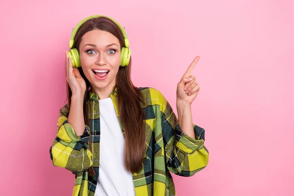Porträt Der Netten Positiven Dame Hand Berühren Kopfhörer Direkten Finger — Stockfoto