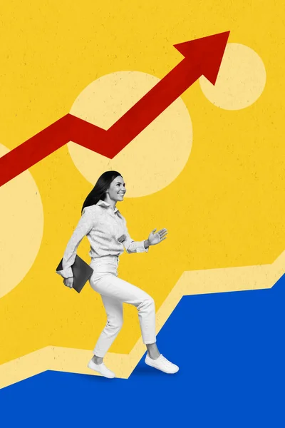 若い野心的なビジネス女性取引の専門家の垂直コラージュ画像は黄色の背景に孤立を克服開発矢印アップ行く — ストック写真