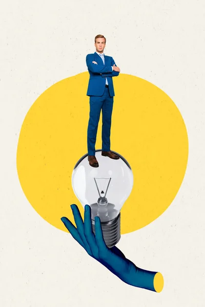 Вертикальне Колажне Зображення Блакитної Великої Руки Тримає Міні Впевнену Людину — стокове фото