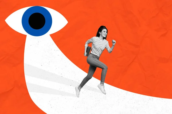 大画眼凝视迷你型黑白效果跑步女孩的大学肖像拿着用橙色背景隔开的上网本 — 图库照片
