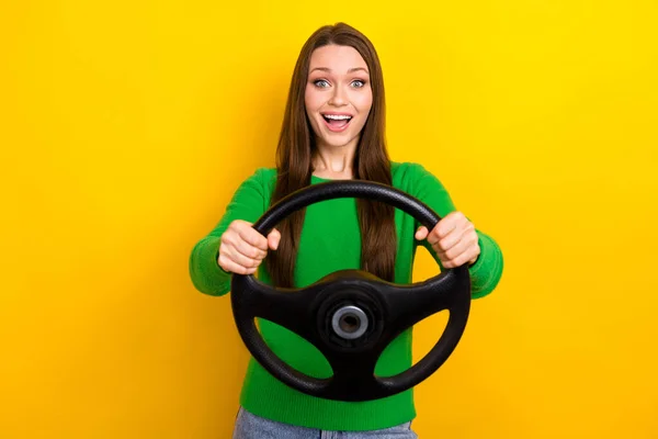 照片中令人惊讶的快乐女孩笑着抱着被黄色背景隔离的车轮 — 图库照片