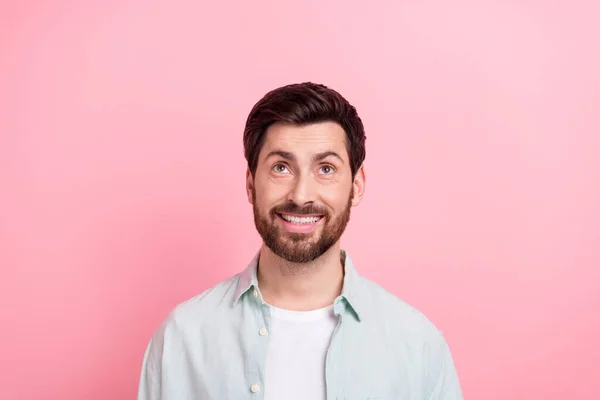 若い成功したビジネスマンの肖像写真は スマートカジュアルなスタイリッシュなシャツの笑顔はピンクの色の背景に隔離されたモックアップポスターを見て着用 — ストック写真