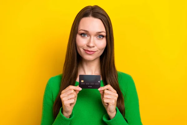 Photo Pretty Friendly Girl Hands Hold Demonstrate Plastic Debit Card — Stock Photo, Image