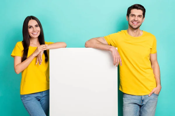 Foto Casal Doce Positivo Usar Camisetas Amarelas Segurando Cartaz Espaço — Fotografia de Stock