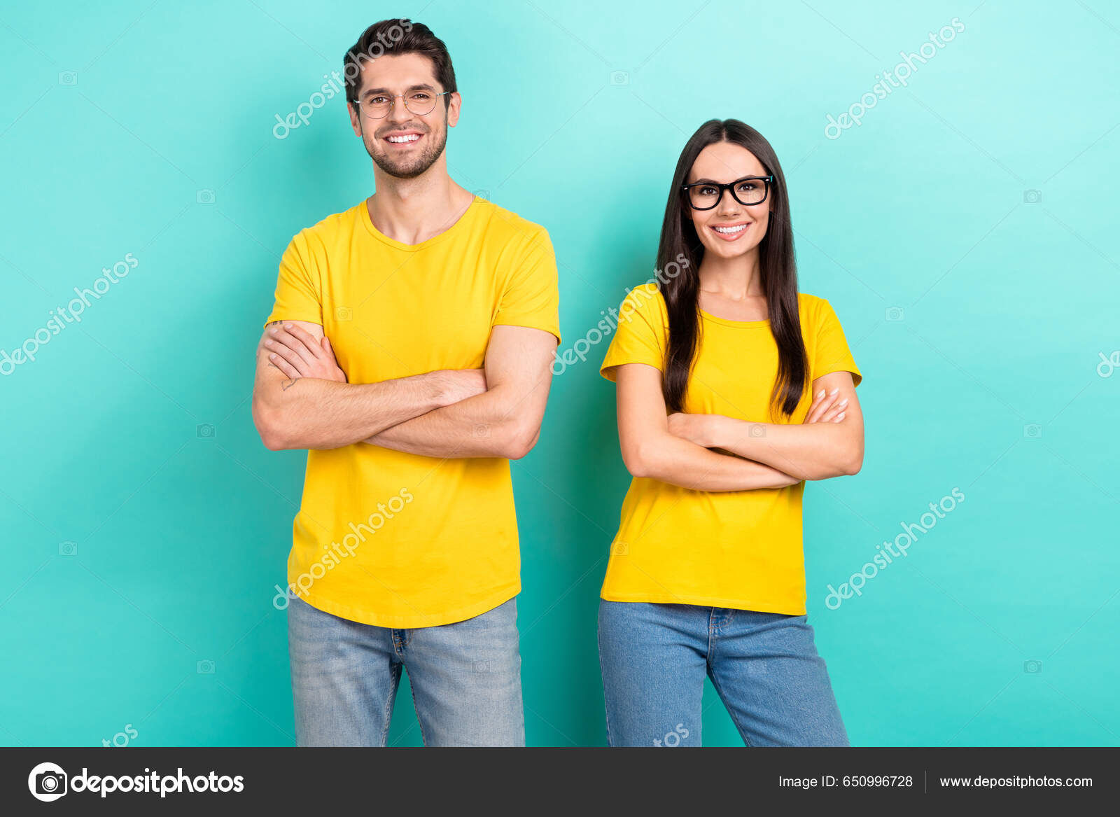 Foto Dos Jovenes Socios Negocios Usan Camiseta Amarilla Hombre Con Foto de stock 650996728 deagreez1