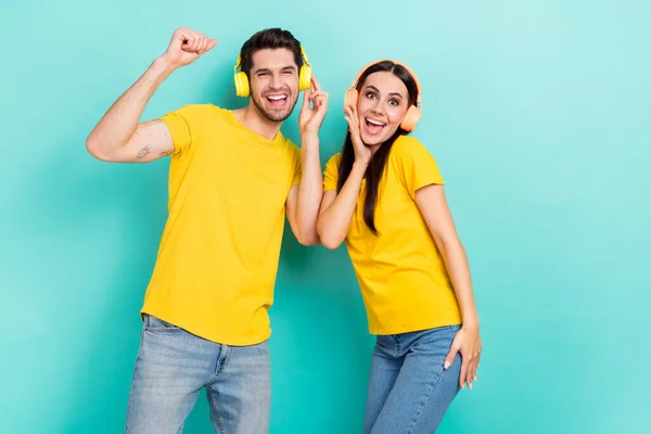 Photo Carefree Funky Dancing Couple Together Friends Man Girl Listen — Stock Photo, Image