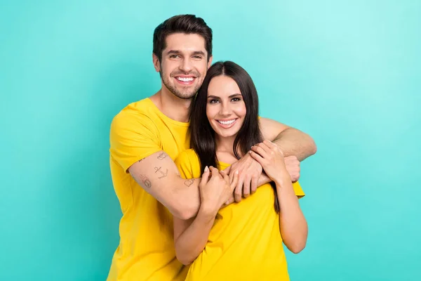Foto Lindo Marido Divertido Esposa Vestida Camisetas Amarillas Abrazando Espacio —  Fotos de Stock