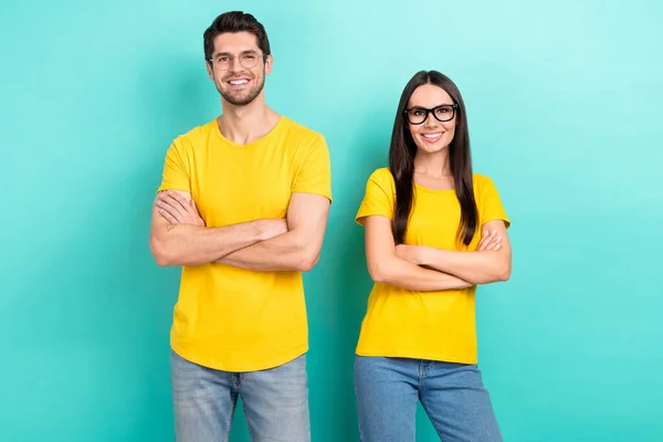 Zdjęcie Dwóch Młodych Partnerów Biznesowych Nosić Żółty Shirt Mężczyzna Pewnością — Zdjęcie stockowe