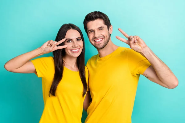 Photo Sweet Cheerful Married Couple Wear Yellow Shirts Showing Sings — Stock Photo, Image